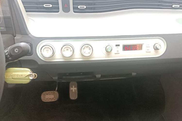 Used Wuling Hongguang MINIEV 2022 Macaron Premium Model – Lithium Iron Phosphate Audio And AC Panel