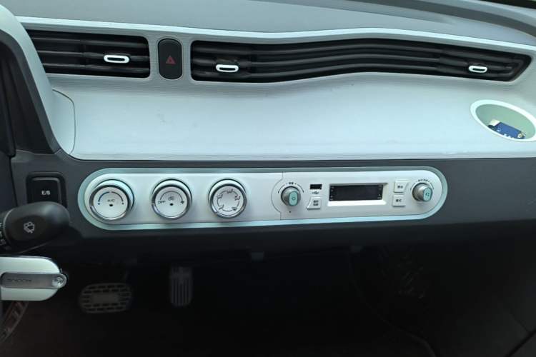 Used Wuling Hongguang MINIEV 2022 Macaron Premium Model – Lithium Iron Phosphate Audio And AC Panel