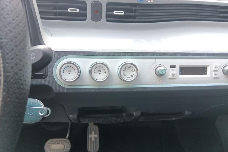 Used Wuling Hongguang MINIEV 2022 Macaron Premium Model – Lithium Iron Phosphate Audio And AC Panel