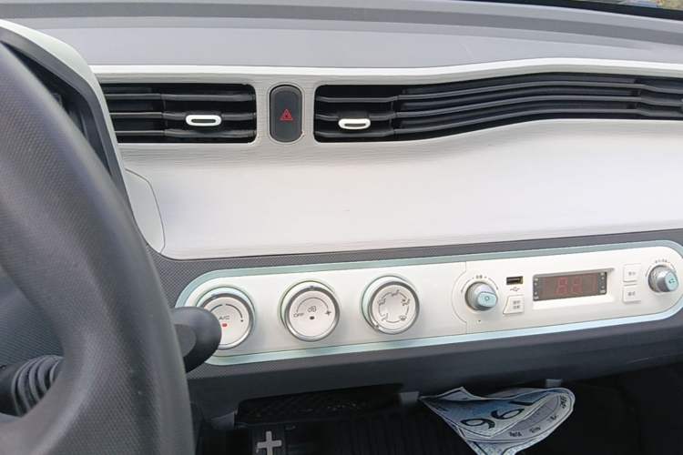 Used Wuling Hongguang MINIEV 2022 Macaron Premium Model – Lithium Iron Phosphate Audio And AC Panel
