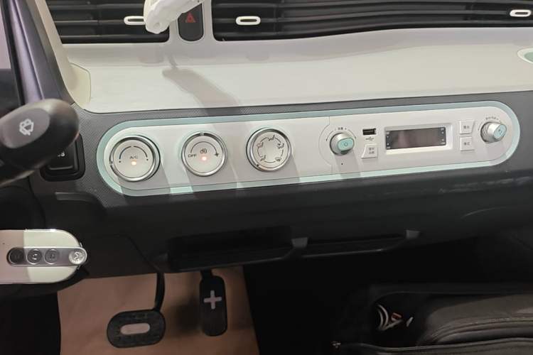 Used Wuling Hongguang MINIEV 2022 Macaron Premium Model – Lithium Iron Phosphate Audio And AC Panel