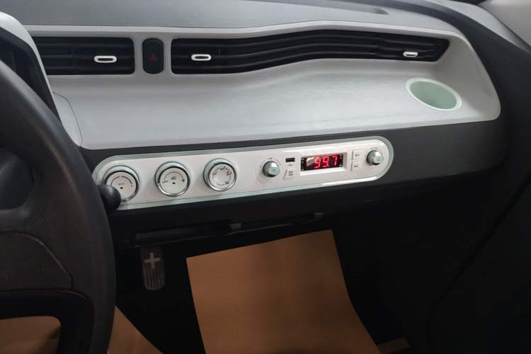 Used Wuling Hongguang MINIEV 2022 Macaron Premium Model – Lithium Iron Phosphate Audio And AC Panel