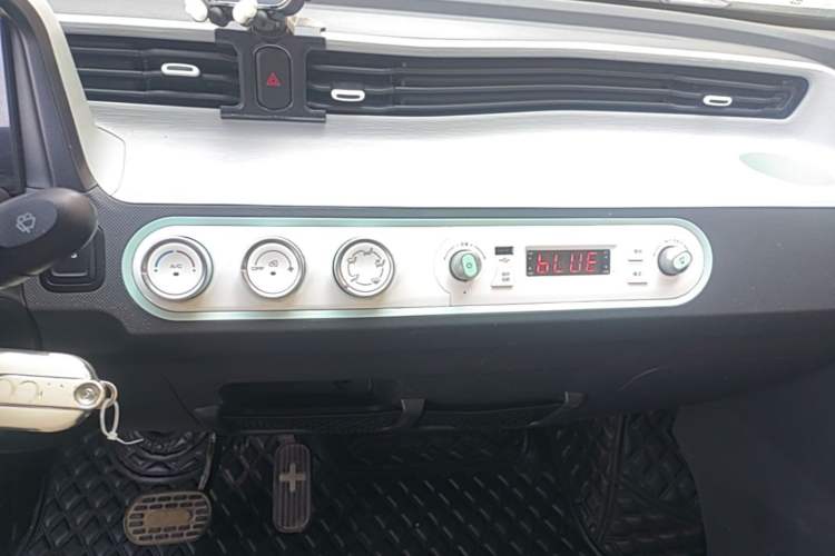 Used Wuling Hongguang MINIEV 2022 Macaron Fashion Edition Lithium-Nickel-Cobalt-Alpha-oxide Audio And AC Panel