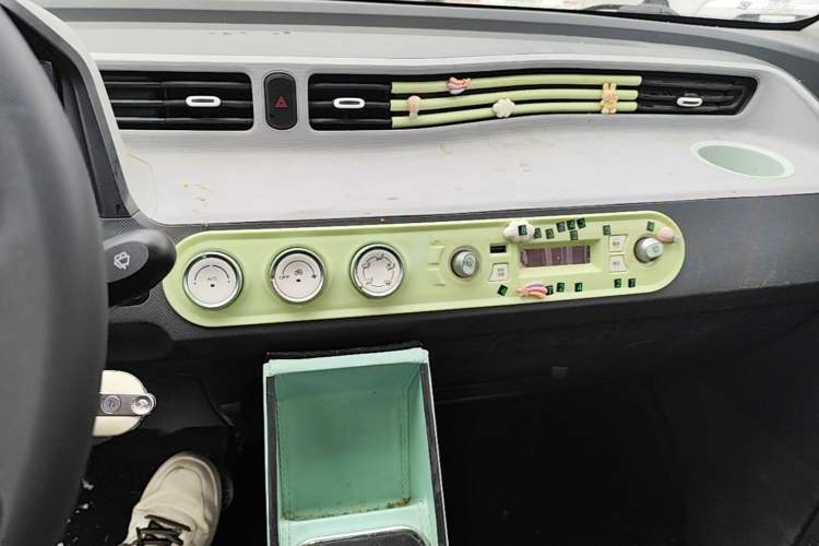 Used Wuling Hongguang MINIEV 2022 Macaron Premium Model – Lithium Iron Phosphate Audio And AC Panel