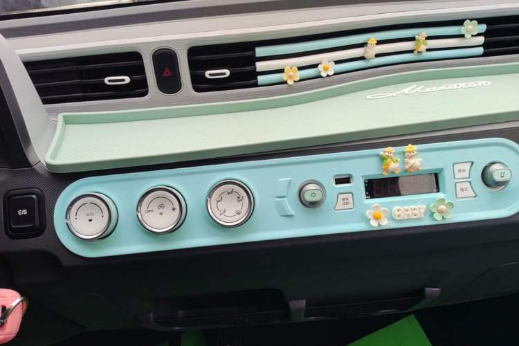 Used Wuling Hongguang MINIEV 2022 Macaron Premium Model – Lithium Iron Phosphate Audio And AC Panel