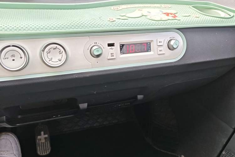 Used Wuling Hongguang MINIEV 2022 Macaron Premium Model – Lithium Iron Phosphate Audio And AC Panel