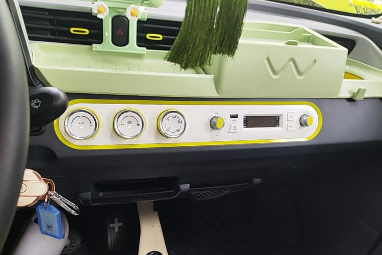 Used Wuling Hongguang MINIEV 2022 Macaron-Color Edition Lithium Iron Phosphate Audio And AC Panel