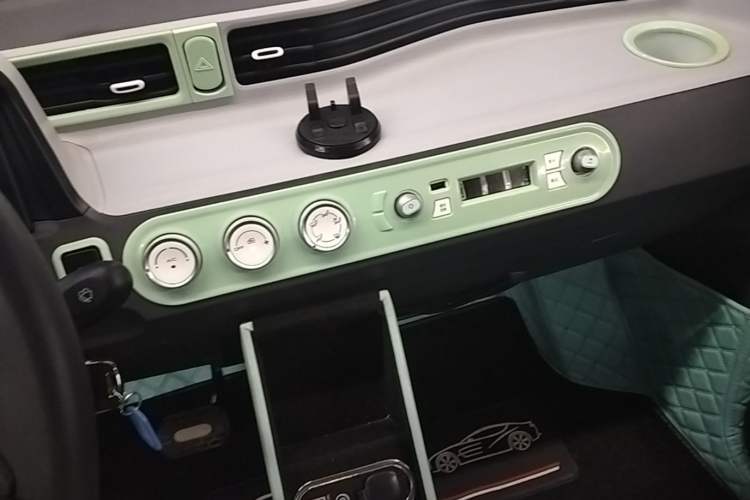 Used Wuling Hongguang MINIEV 2022 Macaron Fashion Model Lithium Iron Phosphate Audio And AC Panel