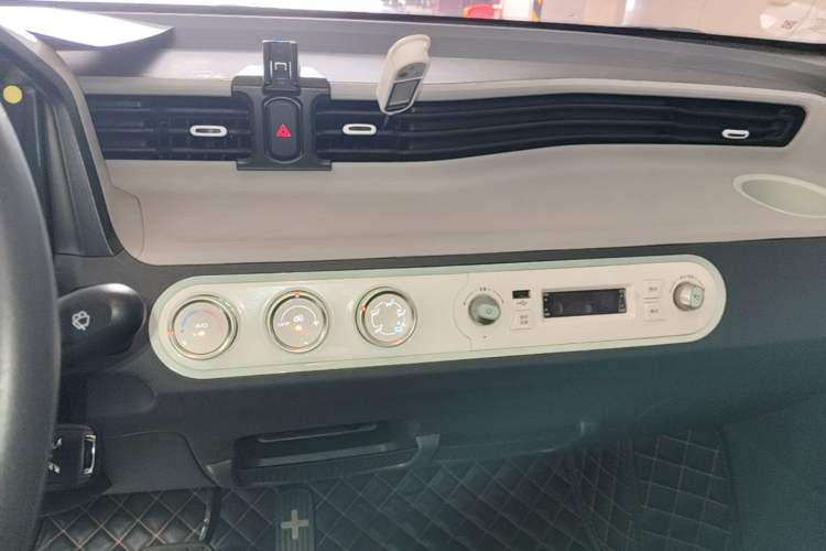 Used Wuling Hongguang MINIEV 2022 Macaron Premium Model – Lithium Iron Phosphate Audio And AC Panel