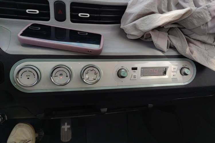 Used Wuling Hongguang MINIEV 2022 Macaron Premium Model – Lithium Iron Phosphate Audio And AC Panel