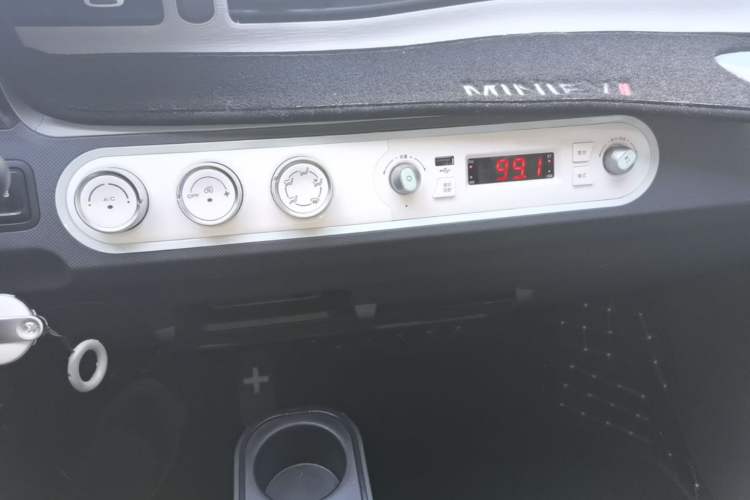 Used Wuling Hongguang MINIEV 2022 Macaron Premium Model – Lithium Iron Phosphate Audio And AC Panel