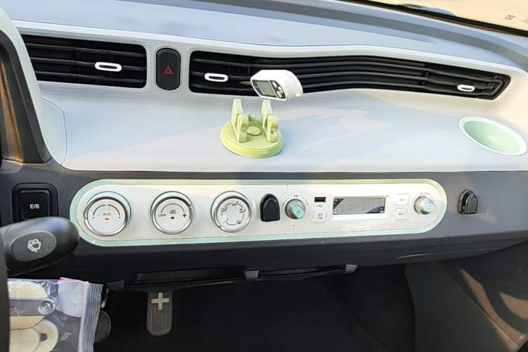 Used Wuling Hongguang MINIEV 2022 Macaron Premium Model – Lithium Iron Phosphate Audio And AC Panel