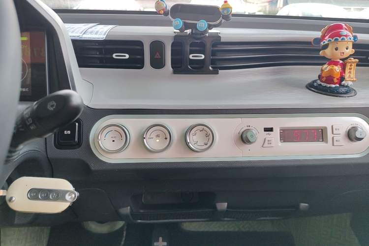 Used Wuling Hongguang MINIEV 2022 Macaron Premium Model – Lithium Iron Phosphate Audio And AC Panel