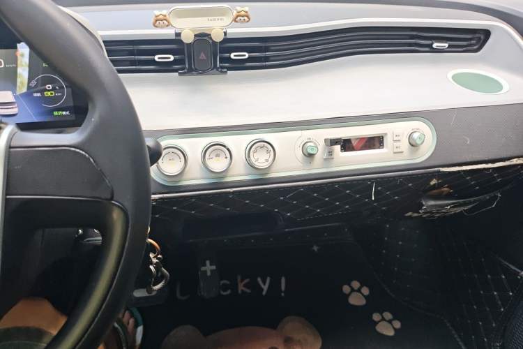 Used Wuling Hongguang MINIEV 2022 Macaron Premium Model – Lithium Iron Phosphate Audio And AC Panel