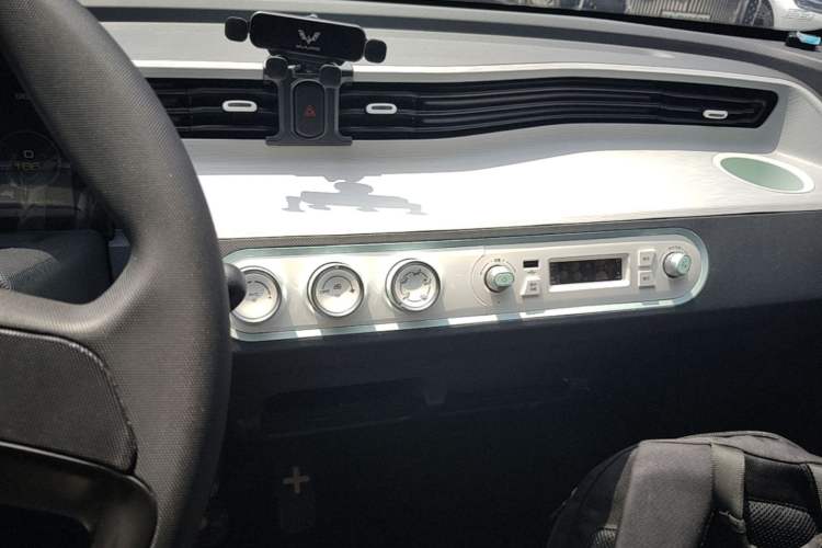 Used Wuling Hongguang MINIEV 2022 Macaron Premium Model – Lithium Iron Phosphate Audio And AC Panel