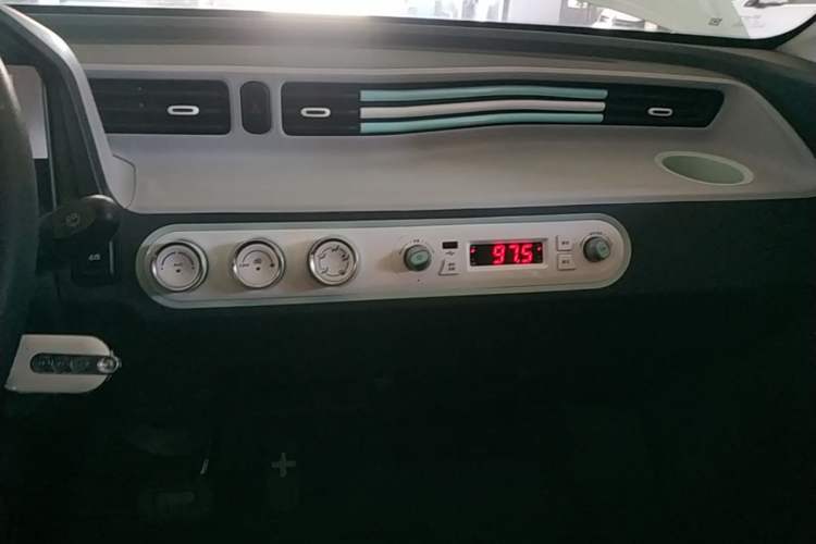 Used Wuling Hongguang MINIEV 2022 Macaron Premium Model – Lithium Iron Phosphate Audio And AC Panel
