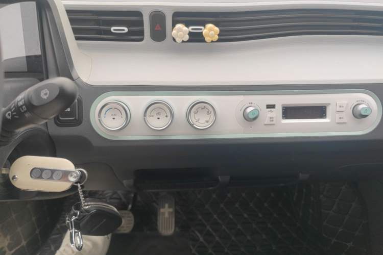 Used Wuling Hongguang MINIEV 2022 Macaron Premium Model – Lithium Iron Phosphate Audio And AC Panel