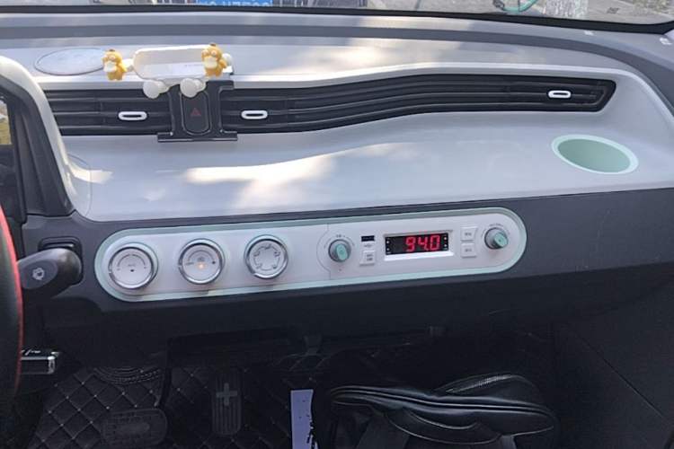 Used Wuling Hongguang MINIEV 2022 Macaron Premium Model – Lithium Iron Phosphate Audio And AC Panel