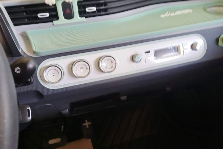 Used Wuling Hongguang MINIEV 2022 Macaron Premium Model – Lithium Iron Phosphate Audio And AC Panel