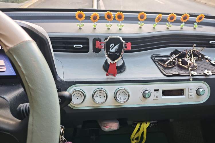 Used Wuling Hongguang MINIEV 2022 Macaron Premium Model – Lithium Ternary Battery Audio And AC Panel