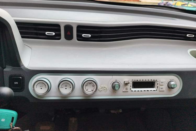 Used Wuling Hongguang MINIEV 2022 Macaron Premium Model – Lithium Iron Phosphate Audio And AC Panel