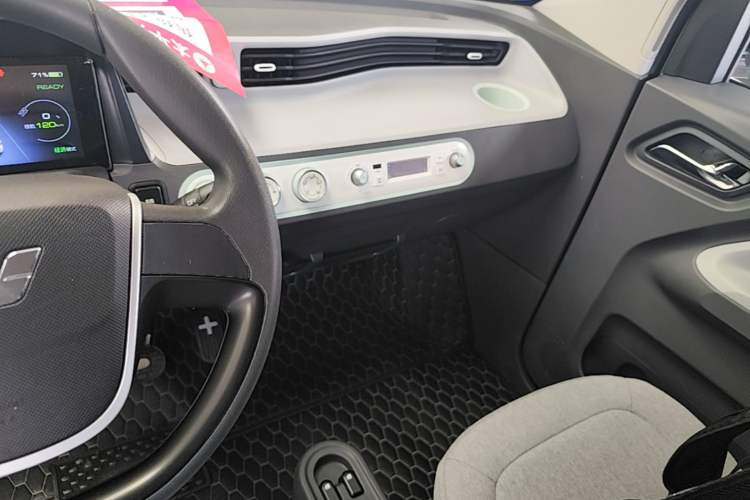 Used Wuling Hongguang MINIEV 2022 Macaron Premium Model – Lithium Iron Phosphate Audio And AC Panel