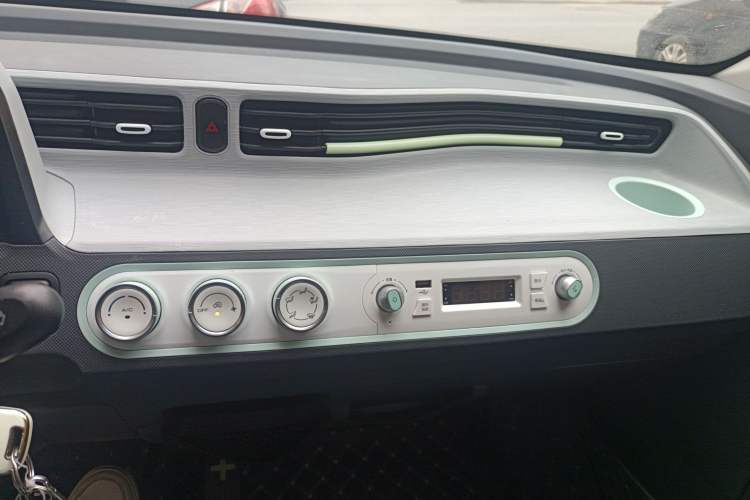 Used Wuling Hongguang MINIEV 2022 Macaron Premium Model – Lithium Iron Phosphate Audio And AC Panel