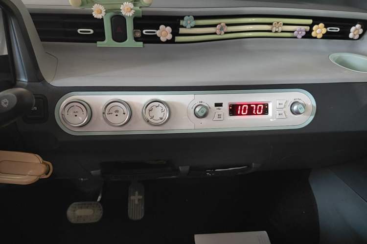 Used Wuling Hongguang MINIEV 2022 Macaron Premium Model – Lithium Iron Phosphate Audio And AC Panel