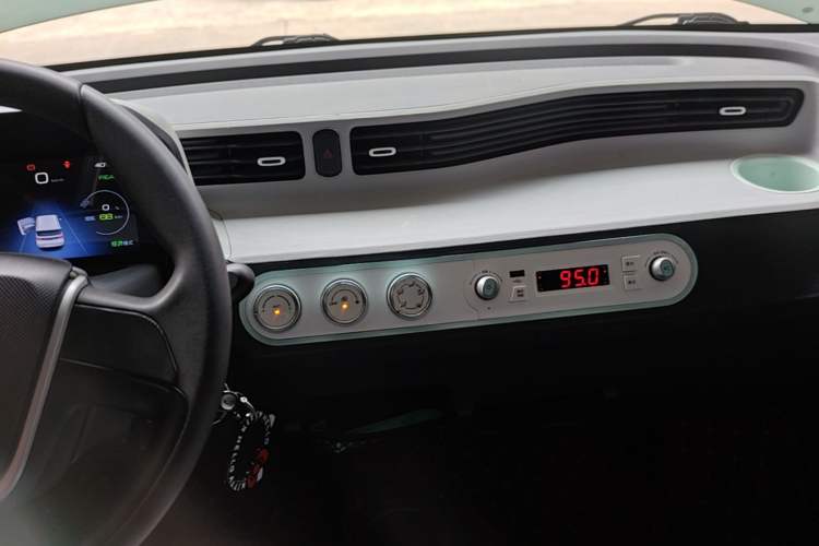 Used Wuling Hongguang MINIEV 2022 Macaron Premium Model – Lithium Iron Phosphate Audio And AC Panel