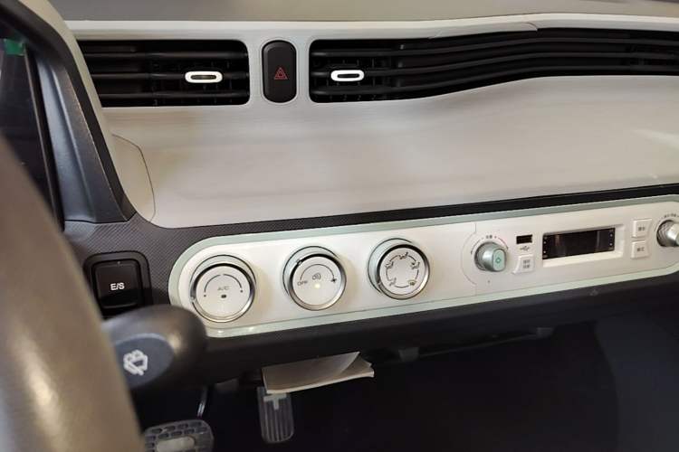 Used Wuling Hongguang MINIEV 2022 Macaron Premium Model – Lithium Iron Phosphate Audio And AC Panel