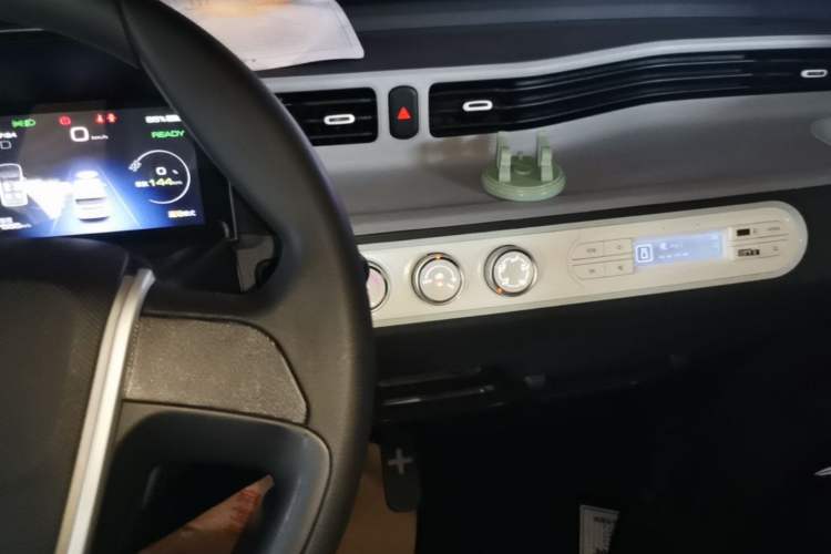 Used Wuling Hongguang MINIEV 2022 Macaron Premium Model – Lithium Iron Phosphate Audio And AC Panel