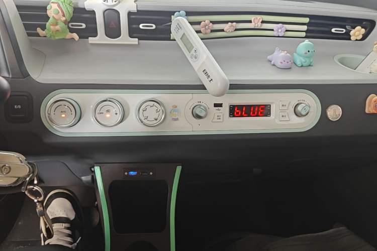 Used Wuling Hongguang MINIEV 2022 Macaron Premium Model – Lithium Iron Phosphate Audio And AC Panel