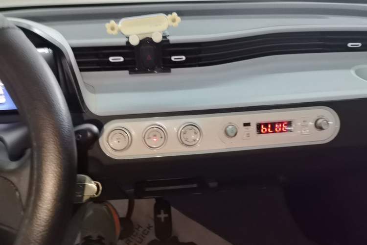 Used Wuling Hongguang MINIEV 2022 Macaron Premium Model – Lithium Iron Phosphate Audio And AC Panel