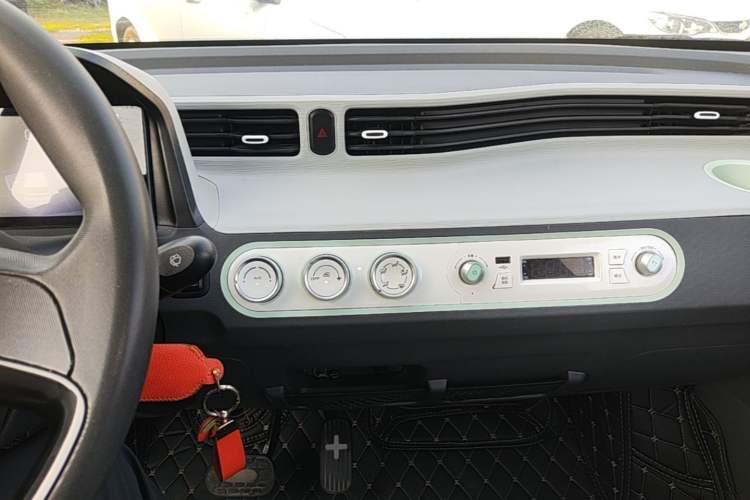 Used Wuling Hongguang MINIEV 2022 Macaron Premium Model – Lithium Iron Phosphate Audio And AC Panel