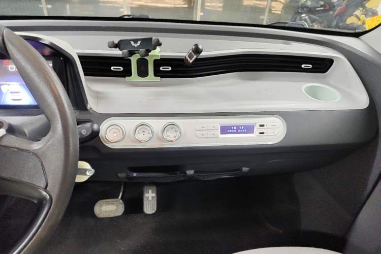 Used Wuling Hongguang MINIEV 2022 Macaron Premium Model – Lithium Iron Phosphate Audio And AC Panel