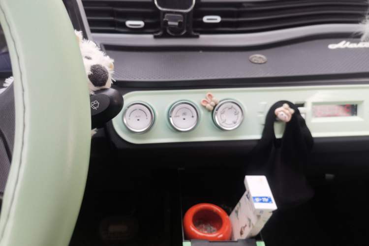Used Wuling Hongguang MINIEV 2022 Macaron Premium Model – Lithium Iron Phosphate Audio And AC Panel