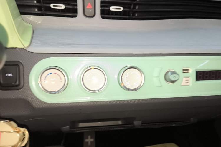 Used Wuling Hongguang MINIEV 2022 Macaron Premium Model – Lithium Iron Phosphate Audio And AC Panel