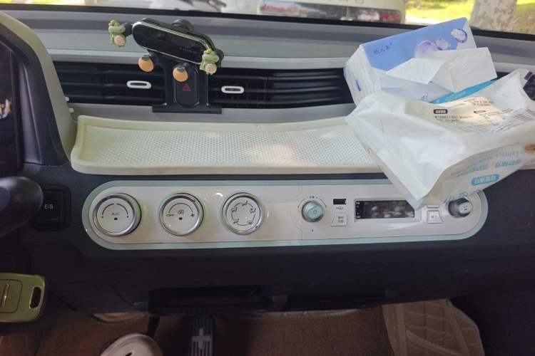 Used Wuling Hongguang MINIEV 2022 Macaron Premium Model – Lithium Iron Phosphate Audio And AC Panel