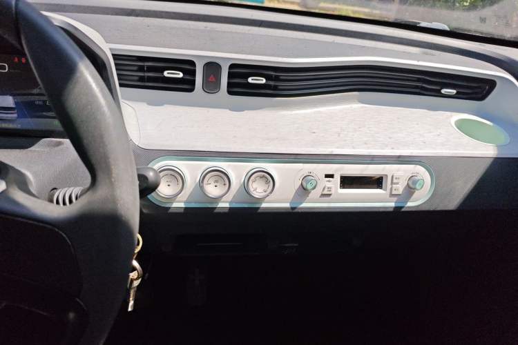 Used Wuling Hongguang MINIEV 2022 Macaron Premium Model – Lithium Iron Phosphate Audio And AC Panel