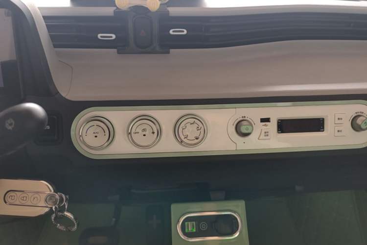 Used Wuling Hongguang MINIEV 2022 Macaron Premium Model – Lithium Iron Phosphate Audio And AC Panel