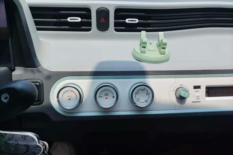 Used Wuling Hongguang MINIEV 2022 Macaron Premium Model – Lithium Iron Phosphate Audio And AC Panel