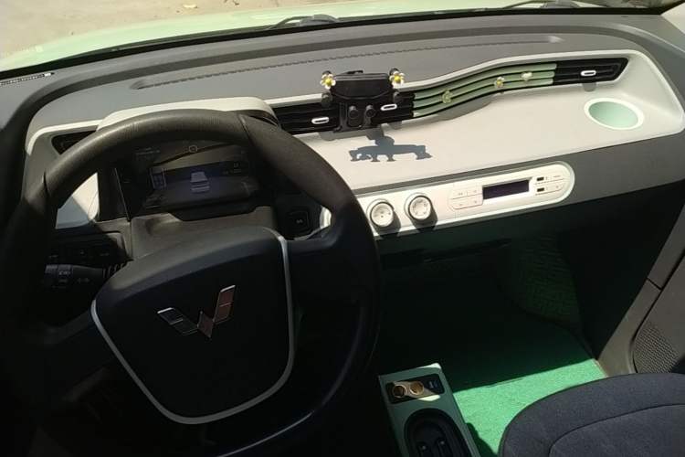 Used Wuling Hongguang MINIEV 2022 Macaron Premium Model – Lithium Iron Phosphate Center Console