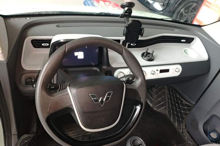 Used Wuling Hongguang MINIEV 2022 Macaron Premium Model – Lithium Iron Phosphate Center Console
