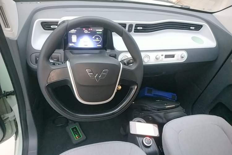 Used Wuling Hongguang MINIEV 2022 Macaron Fashion Model Lithium Iron Phosphate Center Console