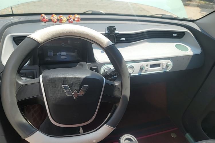 Used Wuling Hongguang MINIEV 2022 Macaron Fashion Model Lithium Iron Phosphate Center Console