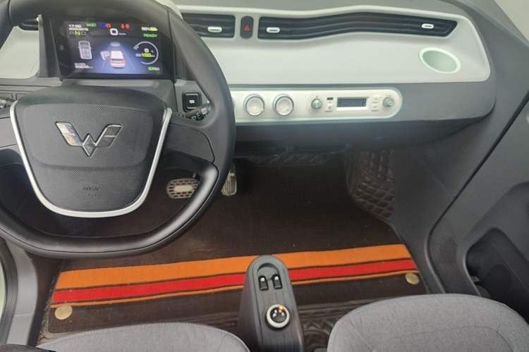 Used Wuling Hongguang MINIEV 2022 Macaron Premium Model – Lithium Iron Phosphate Center Console