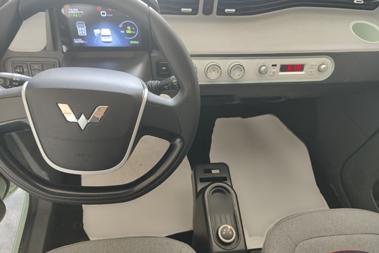 Used Wuling Hongguang MINIEV 2022 Macaron Premium Model – Lithium Iron Phosphate Center Console