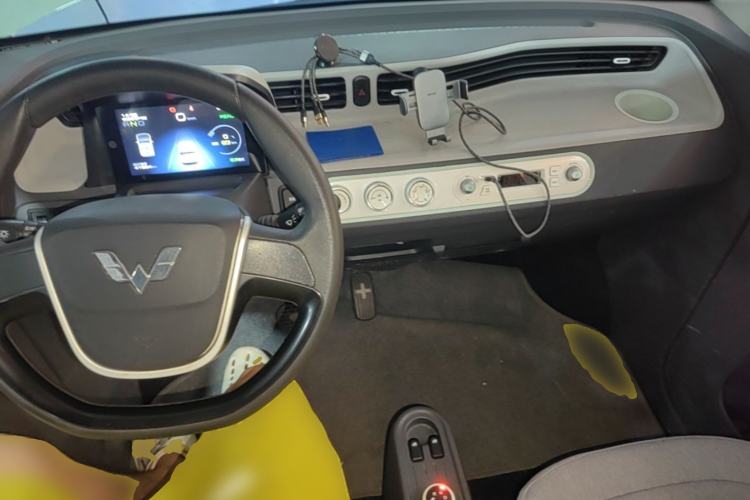 Used Wuling Hongguang MINIEV 2022 Macaron Premium Model – Lithium Ternary Battery Center Console