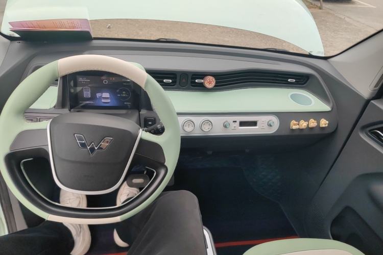 Used Wuling Hongguang MINIEV 2022 Macaron Premium Model – Lithium Iron Phosphate Center Console