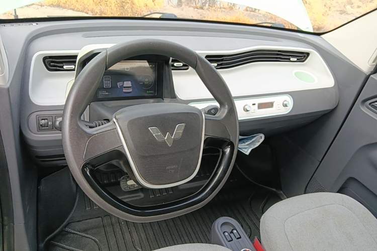 Used Wuling Hongguang MINIEV 2022 Macaron Premium Model – Lithium Iron Phosphate Center Console